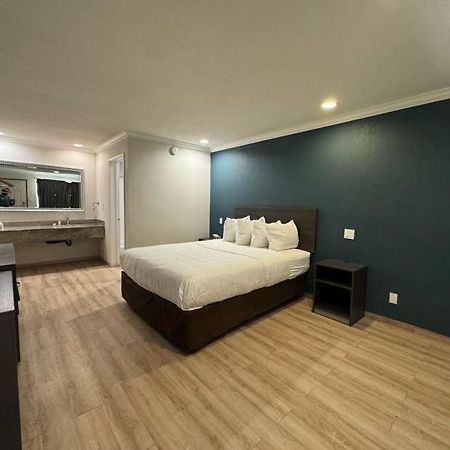 Baymont By Wyndham Bakersfield Hotel Exterior photo