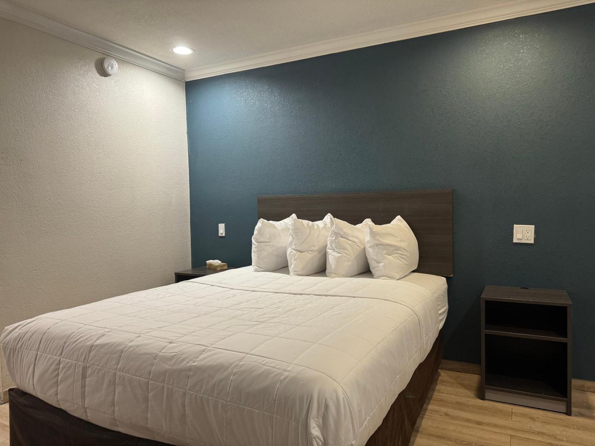 Baymont By Wyndham Bakersfield Hotel Exterior photo