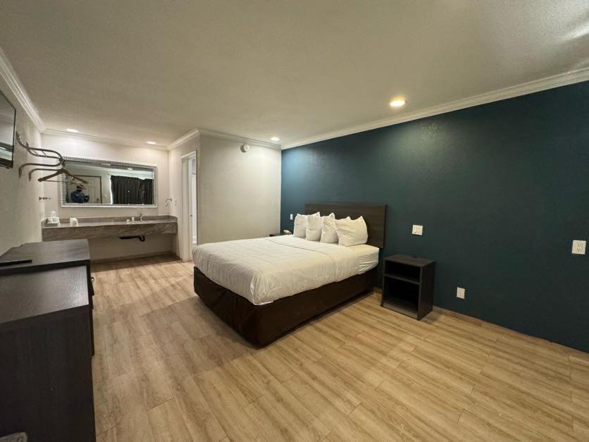 Baymont By Wyndham Bakersfield Hotel Exterior photo